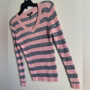 Red Opal NYC~Fitted~Stretch~Pink/Gray~Striped~V-Neck~Ribbed~Knit~Sweater~Size L